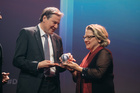 Vorstandsvorsitzender Dr. Bertram nimmt den Preis aus den Händen von Bundesumweltministerin Svenja Schulze entgegen.
