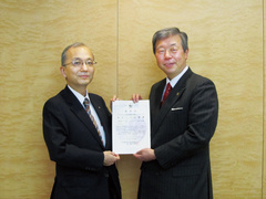 Toru Takakura, Managing Director of SuMi TRUST, received the "Olive Leaf Award” from the Secretary General of WWF Japan