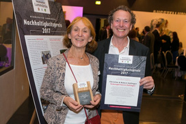 Die Gewinner des Nachhaltigkeitspreises 2017 der Neumarkter Lammsbräu in der Kategorie "Herausragendes Engagement": Christine und Robert Zollinger. Bild: Neumarkter Lammsbräu